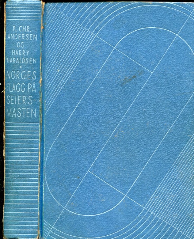 Norges flagg på seiersmasten.